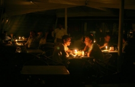 Lidé v restauracích na pláži Copacabana jedli při svíčkách.